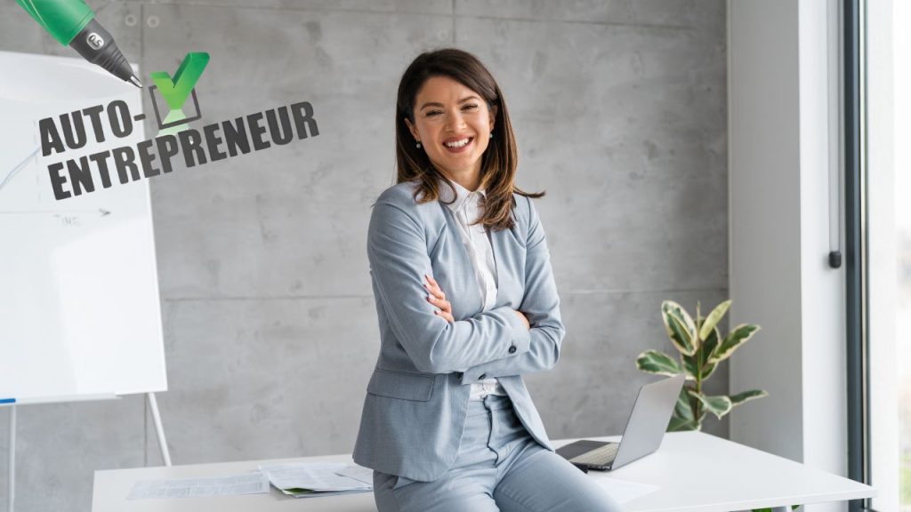 Femme entrepreneur souriante, les bras croisés, debout devant un bureau avec un graphique de vérification sur "AUTO-ENTREPRENEUR" en arrière-plan.