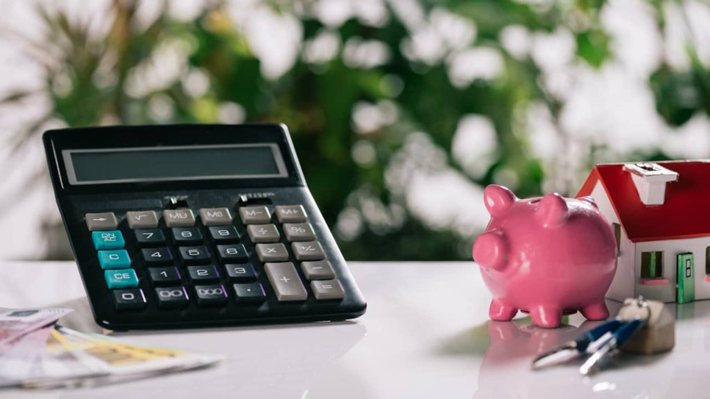 argent calculette tirelire maison