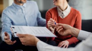 couple signe contrat